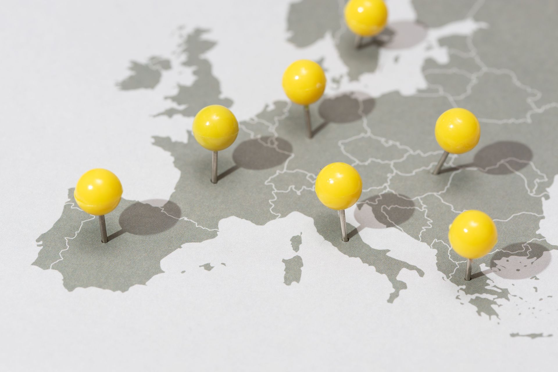 Strompreiszonen: Chancen und Risiken für Gewerbekunden Yellow pins mark various locations on a detailed map of Europe.