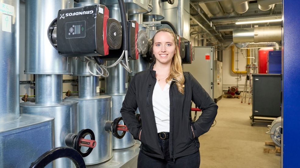 Vom Praktikum zur Projektleitung Nadine Kuhlmann in einem Technikraum der evm: Umgeben von Rohrleitungen und Anlagen steht sie als Projektleiterin der Wärmeplanung im Zentrum der Energiewende.