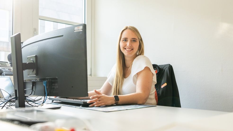 Vom Praktikum zur Projektleitung Nadine Kuhlmann am Arbeitsplatz: In einem modernen Büro arbeitet sie konzentriert an der kommunalen Wärmeplanung – ein Blick hinter die Kulissen der Energiewende.