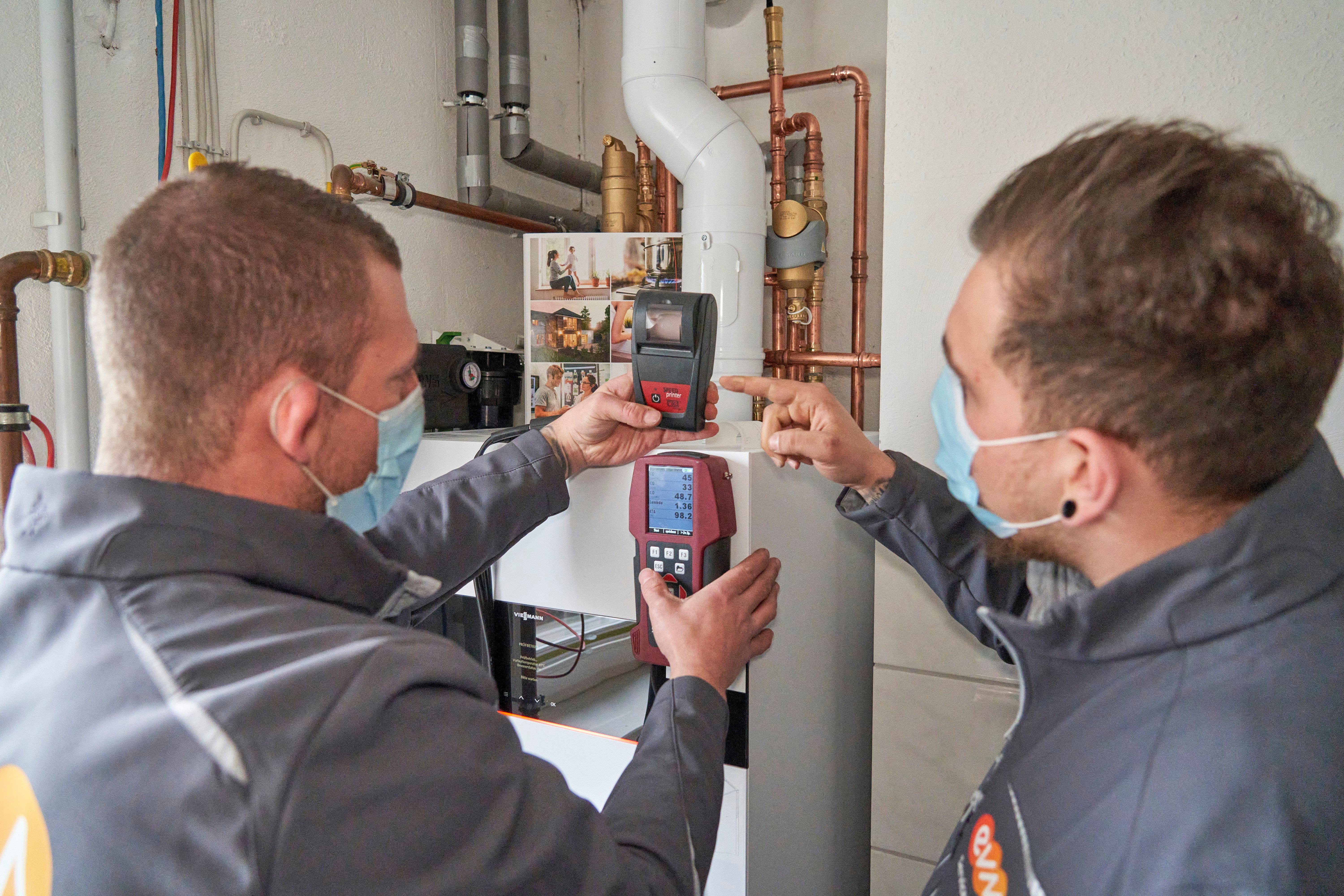 Zwei Monteure der evms bei der Arbeit