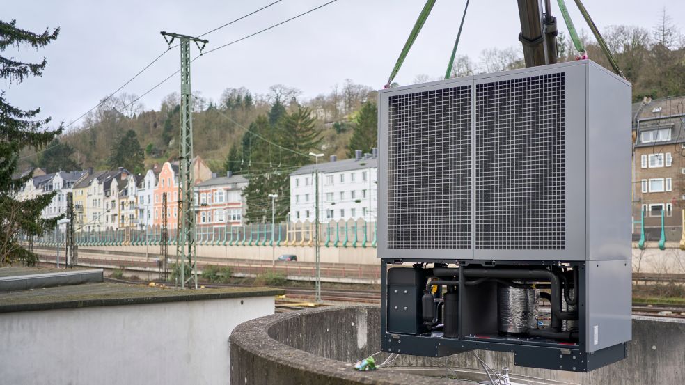 Eine Wärmepumpe an einem Kran