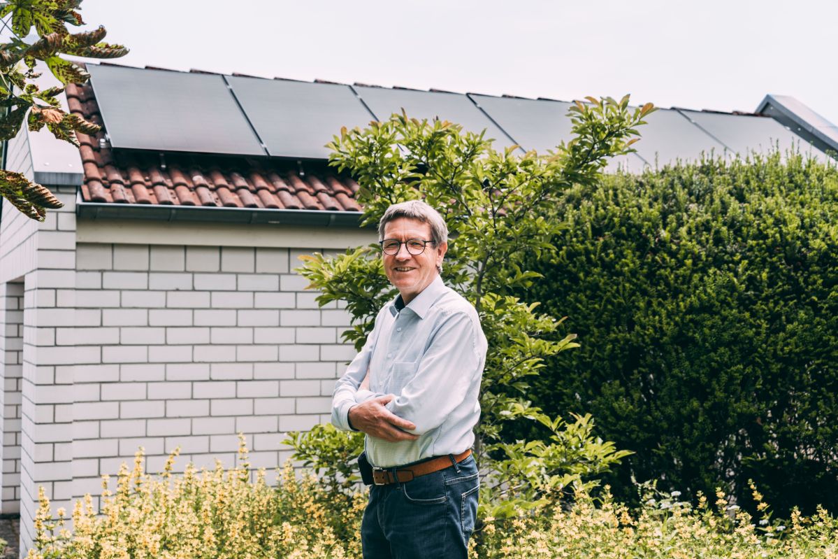 Einbau Wärmepumpe und PV Kunde Suwelack Prosper Suwelack vor seinem Haus