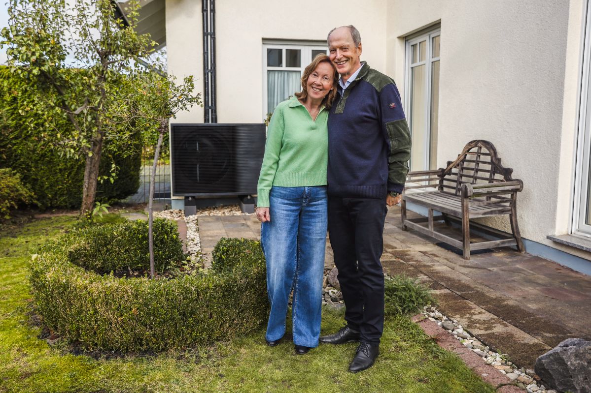 Sorgenfrei heizen im Ruhestand – Mit der Wärmepumpe von deiner evm in eine sichere Zukunft Das Ehepaar Elsenberger vor der neuen Wärmepumpe