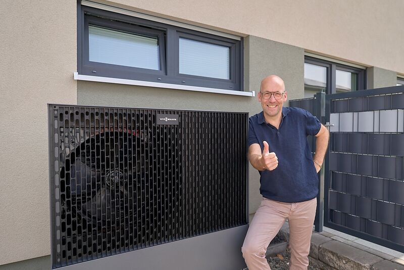 Warum sich der frühzeitige Umstieg von Erdgasheizung auf Wärmepumpe lohnt Thomas Schmitz steht glücklich vor seiner neuen Wärmepumpe