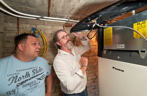 Energieberater Peter Jacobs gemeinsam mit Markus Endlein Zwei Männer stehen vor dem Innenelement einer Wärmepumpe