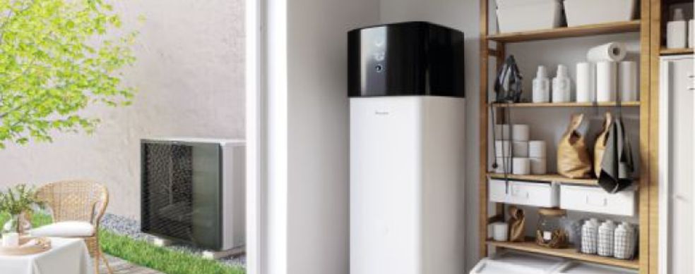 Eine Heizung in einer Wäschekammer und eine Wärmepumpe draussen