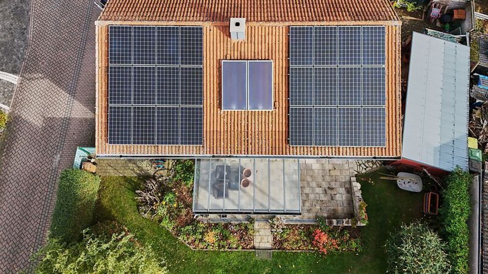 Die Solaranlage der Familie Schneider aus der Vogelperspektive
