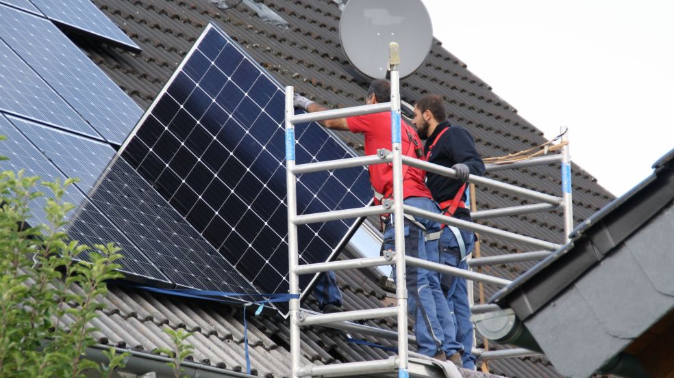 Die Solaranlage wird installiert. Die Solaranlage wird installiert.