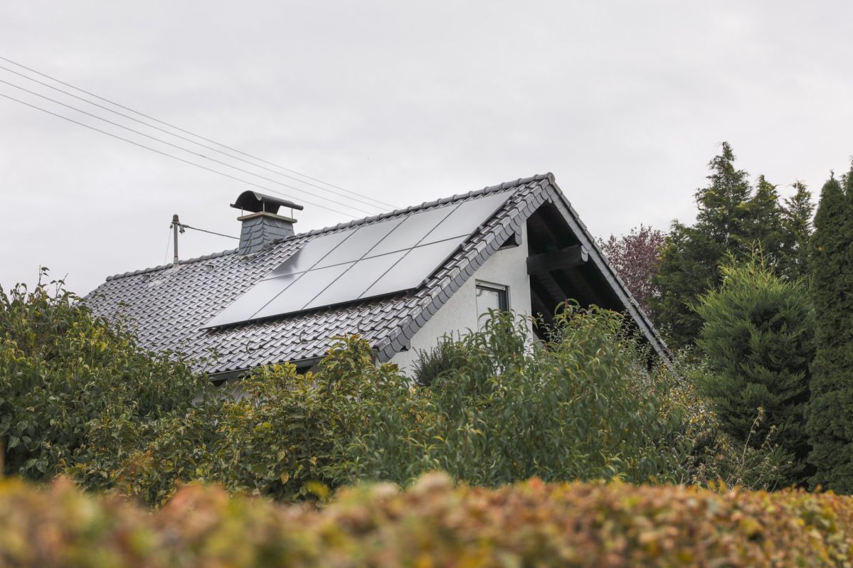 Warum Solaranlagen auch in Krisenzeiten Sicherheit bieten und wie die evm dich dabei unterstützt Eine Solaranlage auf einem Einfamilienhaus