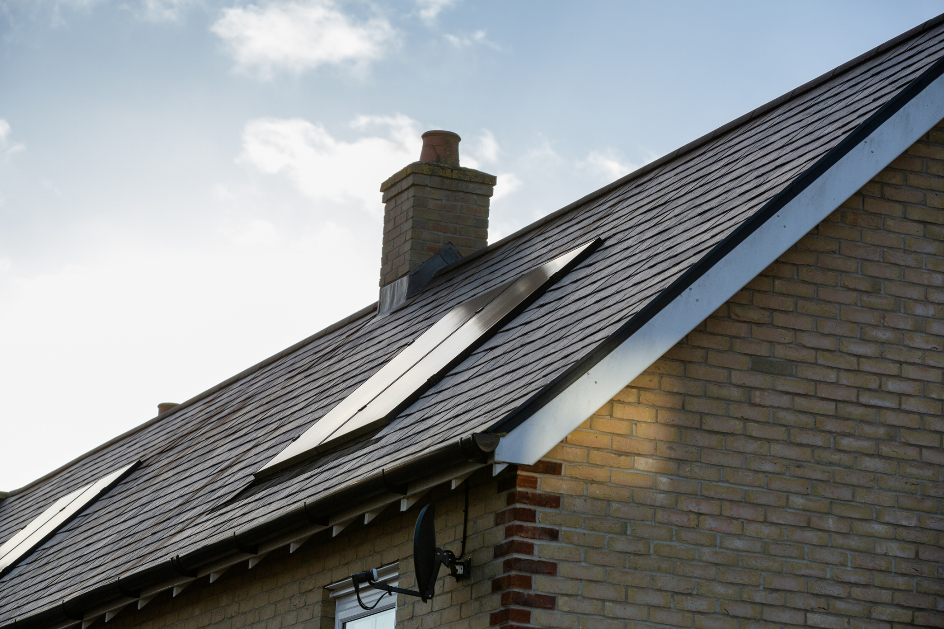 Ein Schieferdach mit PV-Anlage