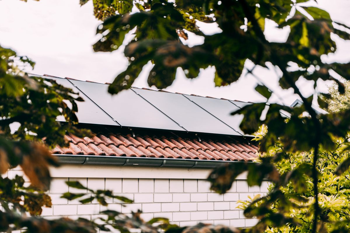 Täglich deine Energiekosten senken Das Dach eines Hauses mit einer PV-Anlage