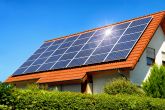 Solardach auf einem Einfamilienhaus reflektiert die Sonne Eine Hausdach mit Solarpanelen.