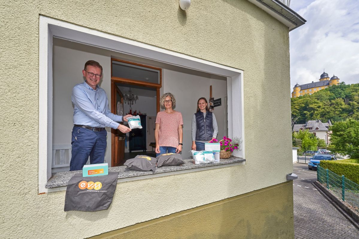 evm spendet Schutzausrüstung für Hebammen evm spendet Schutzausrüstung für Hebammen