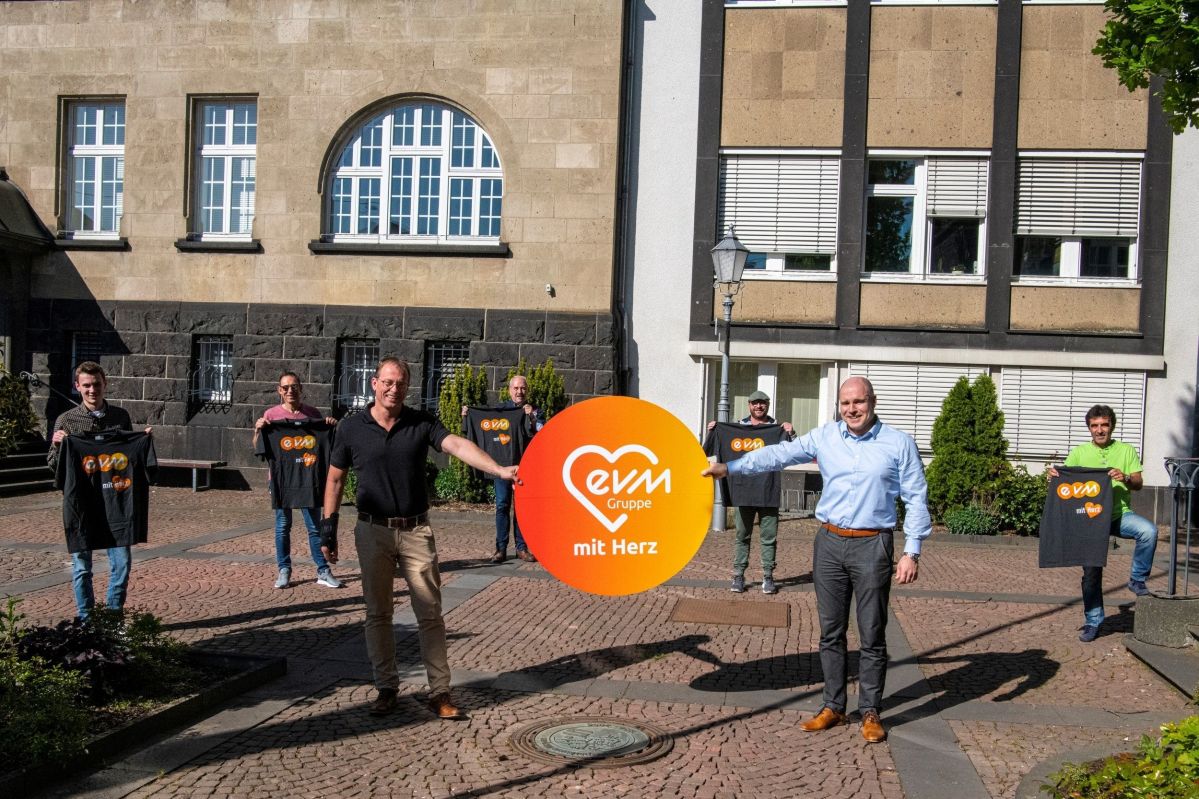 evm-mit-Herz-Mendig Gemeinsam für in Mendig und Umgebung: Bürgermeister Jörg Lempertz bei der Spendenübergabe mit Vertretern der Aktion „Nachbarn in Not“ und der evm-Gruppe.