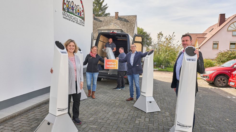 Anlieferung der Luftentkeimer in der Grundschule Urbar
