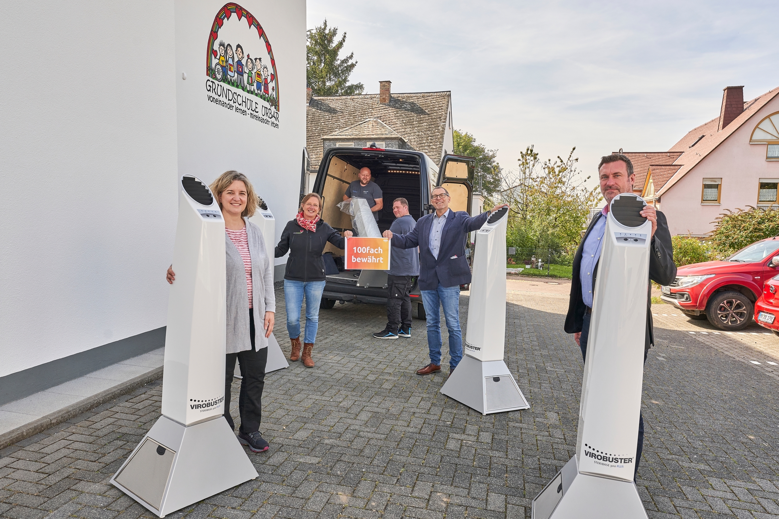 Anlieferung der Luftentkeimer in der Grundschule Urbar