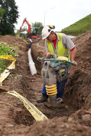 Verdichtungsarbeiten bei der Verlegung einer Gasleitung