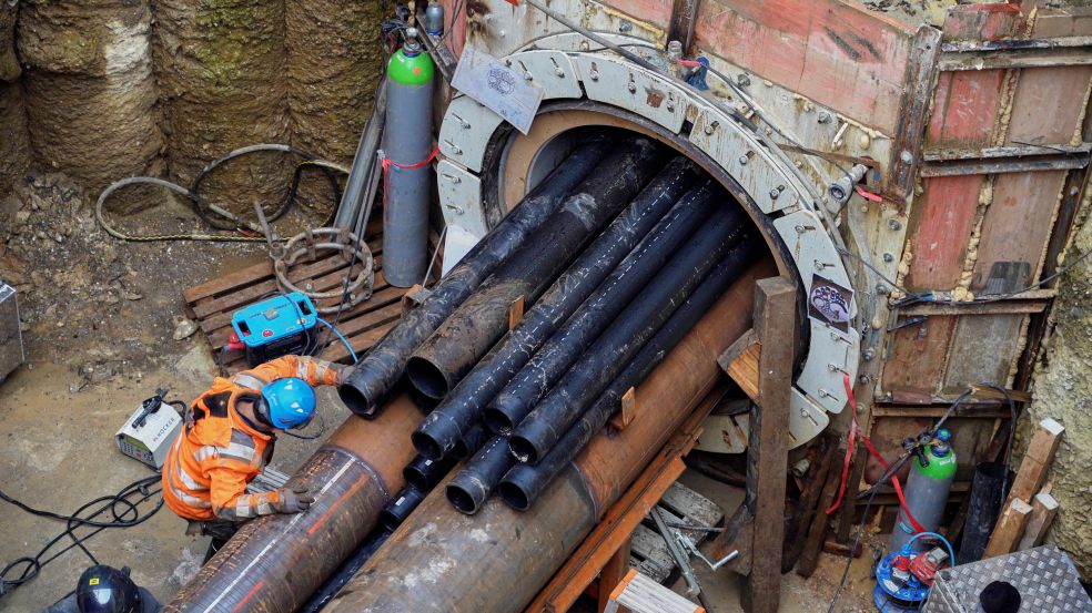 Leerrohre für verschiedene Versorgungsleitungen werden in den Microtunnel eingezogen. In Kürze werden Gas- und Wasserleitungen in diese Lehrrohre geschoben.
