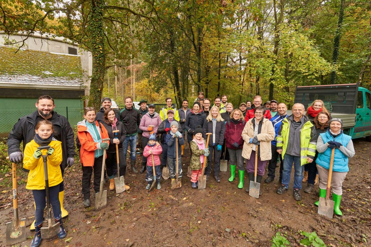 evm pflanzt Bäume im Feisternachter Bachtal