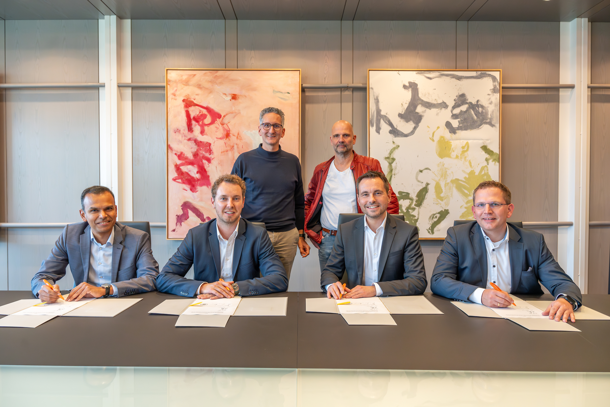 Bei der Unterzeichnung der Verträge zur neuen Gesellschaft KO-Solar (v.l.): Die evm-Vorstände Mithun Basu und Christoph Hesse, Dr. Steffen Weil und Josef Heinen, die die Geschäftsführung der KO-Solar übernehmen werden, Oberbürgermeister David Langner und SWK Geschäftsführer Lars Hörnig.