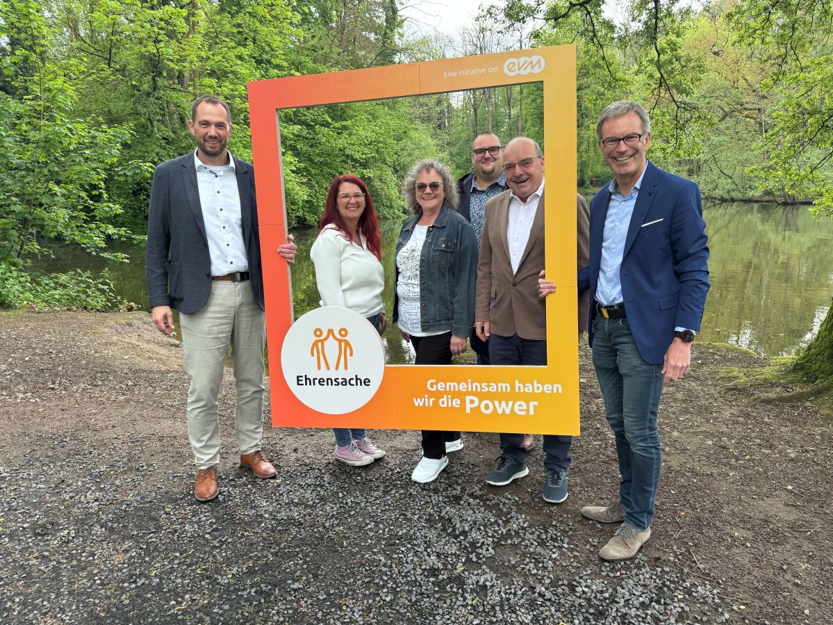 evm unterstützt Dorfverschönerung  Übergabe Spende evm an Vereine