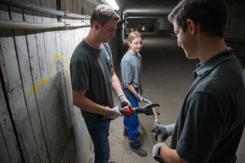 Auszubildende evm in der Lehrwerkstatt