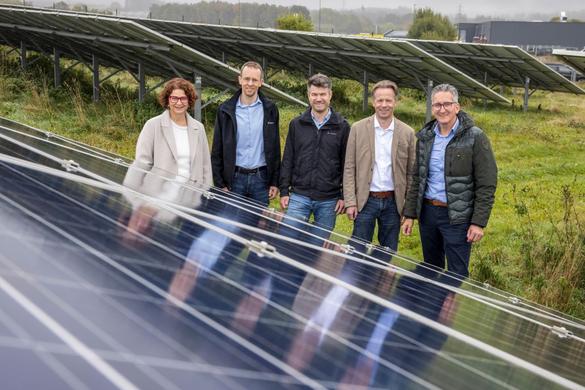 Besichtigung des Solarpark Hachenburgs zum 10-jährigen Jubiläum 6 Menschen vor einem Solarpanel im Solarpark Hachenburg. Zu sehen sind Vertreter und Vertreterinnen der Stadt und Verbandsgemeinde sowie der evm.