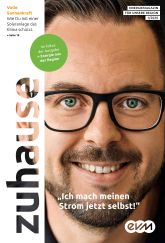 Ein Mann mit Brille lächelt in die Kamera. Text: "zuhause
