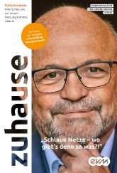 Ein Mann mit Brille lächelt leicht in die Kamera. Folgender Text ist zu sehen: „zuhause“