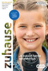 Ein lachendes Kind hält eine Ladestation für Elektroautos. Links steht senkrecht der Text "zuhause", oben rechts "Ihr Kunden-Magazin", unten "In Zukunft fahren wir elektrisch." Im Hintergrund sind Pflanzen.