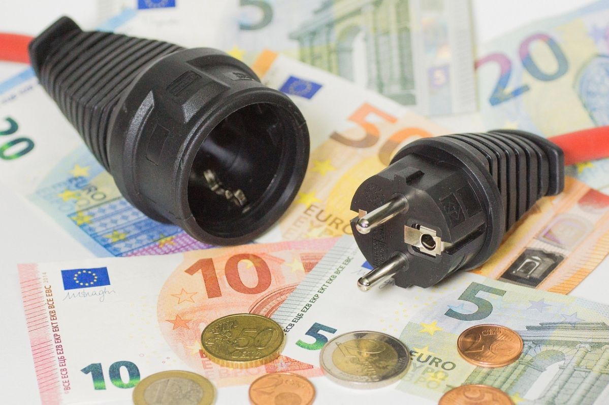 Jeder kennt sie: die Abschlagszahlung. Bei jedem Strom und Gas Tarif ist sie nötig. Doch was ist die Abschlagszahlung jetzt genau und wie wird sie berechnet? Ein Stecker, der auf einem Bündel Geldscheine liegt