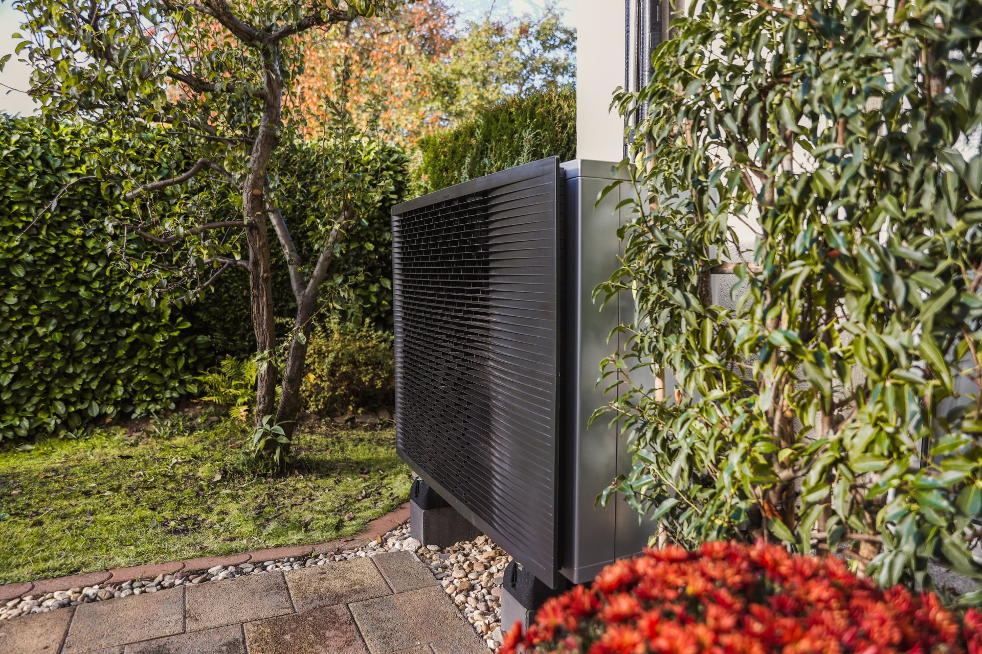 Wärmepumpe im Garten