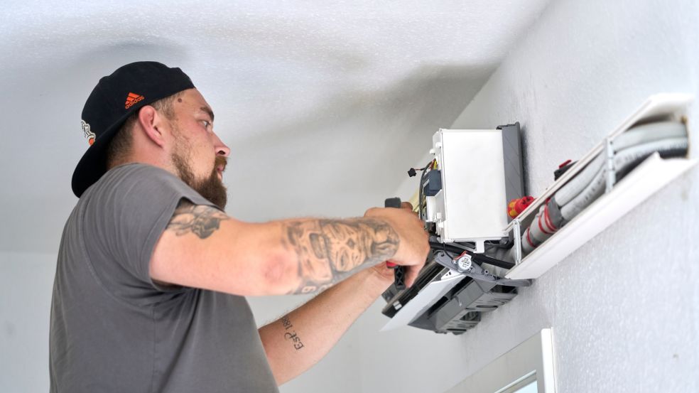 Der Einbau erfolgte durch die evm Service GmbH, den Handwerksbetrieb der evm. Ein Monteur der evm Service montiert die Klimaanlage an der Wand