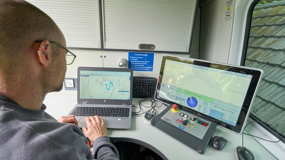Arbeiten unter Strom Bernhard Hofer sitzt im Inneren des Kabelmesswagen und schaut sich auf zwei Bildschirmen Diagramme an.