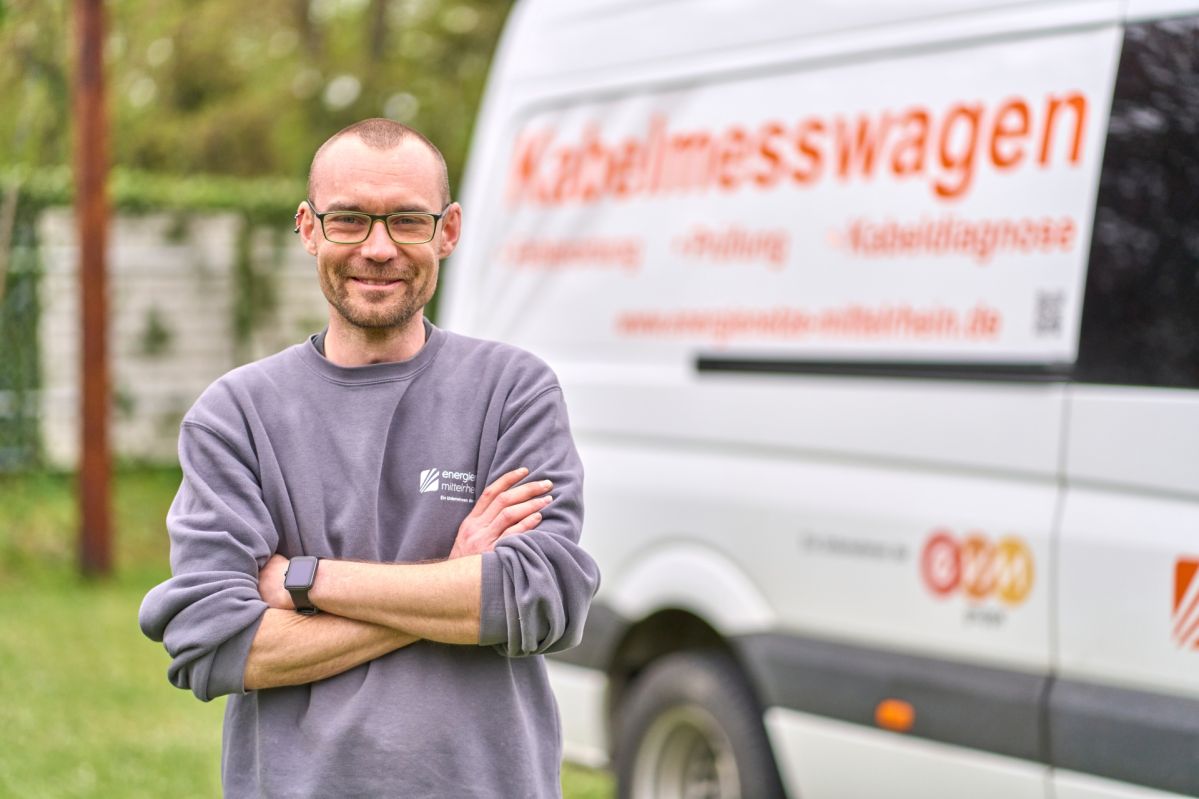 Arbeiten unter Strom Bernhard Hofer steht vor dem Kabelmesswagen