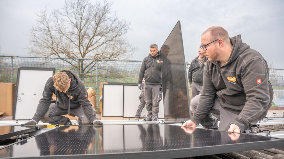 Wer sich jetzt für Solarenergie entscheidet, profitiert doppelt: von langfristigen Einsparungen und einem starken Partner aus der Region. Die Monteure der evm Service montieren die Module der Solaranlage auf dem Dach