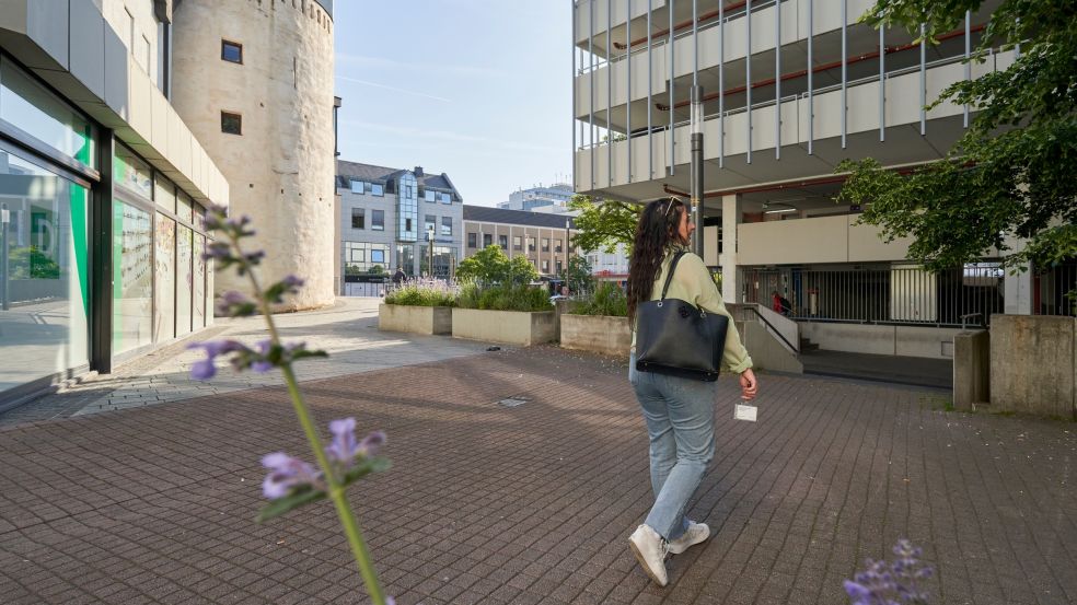 Auszubildende Selin Sevim ist unterwegs zum Kundenzentrum in der Schloßstraße in Koblenz. 
