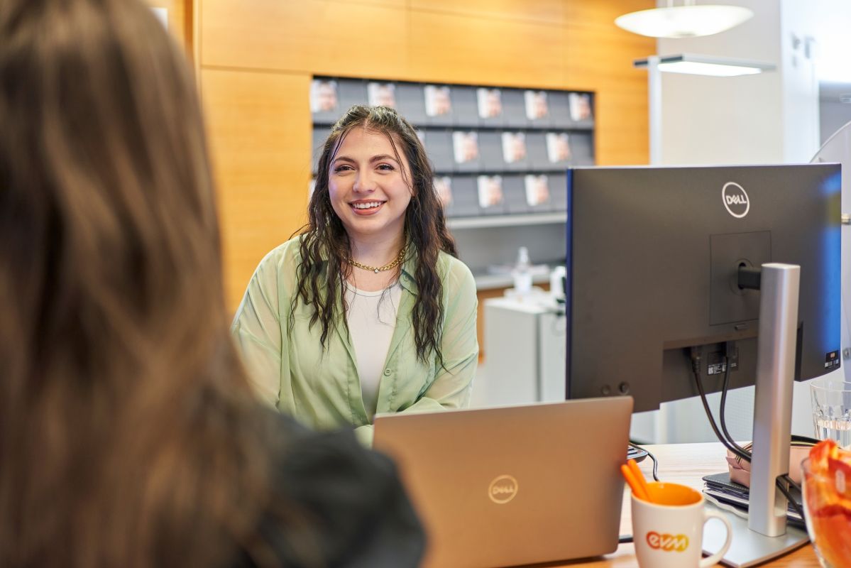 Selin führt ein Beratungsgespräch mit Besucherinnen und Besuchern des Kundenzentrums durch.