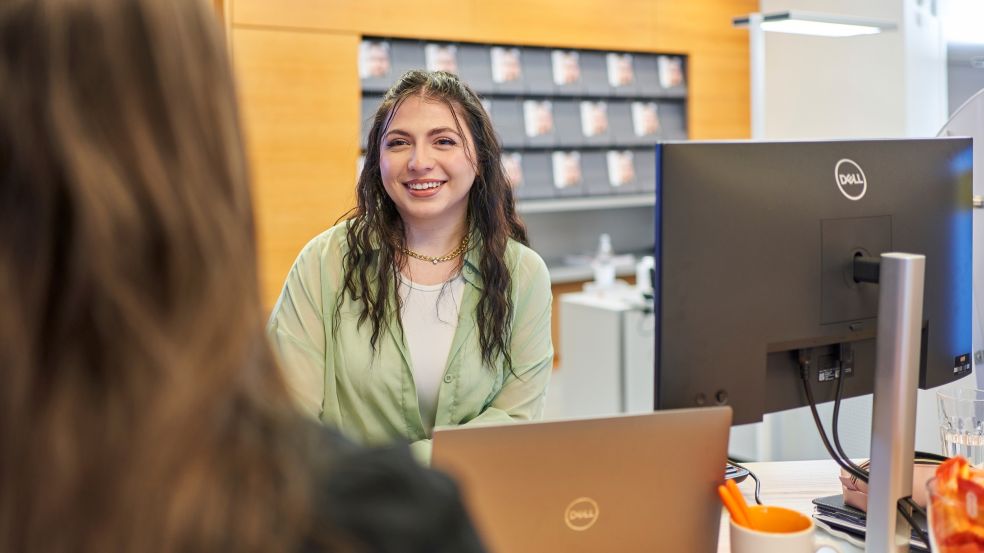 Selin führt ein Beratungsgespräch mit Besucherinnen und Besuchern des Kundenzentrums durch.