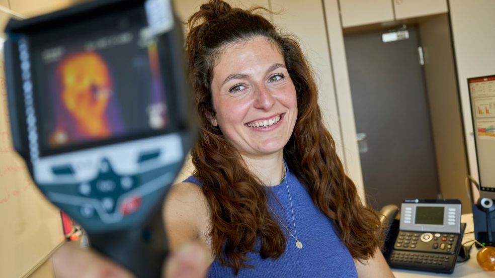 Energieeffizienz im Einsatz Valerie Schmitz im Büro: Mit einer Wärmebildkamera in der Hand demonstriert sie ein wichtiges Werkzeug für Energieaudits.