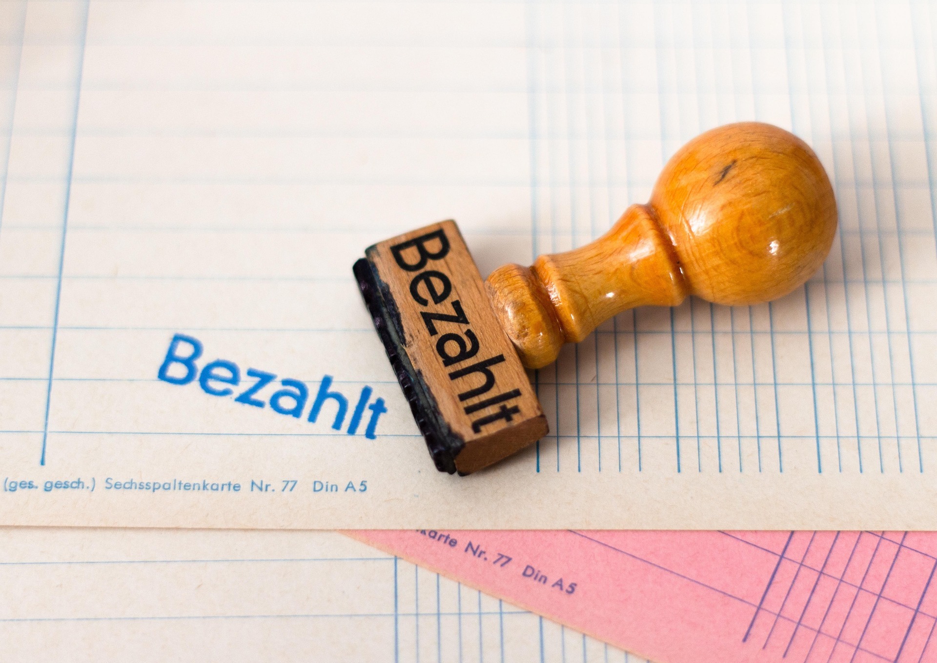Eine Rechnung mit einem Stempel und dem Schriftzug bezahlt.