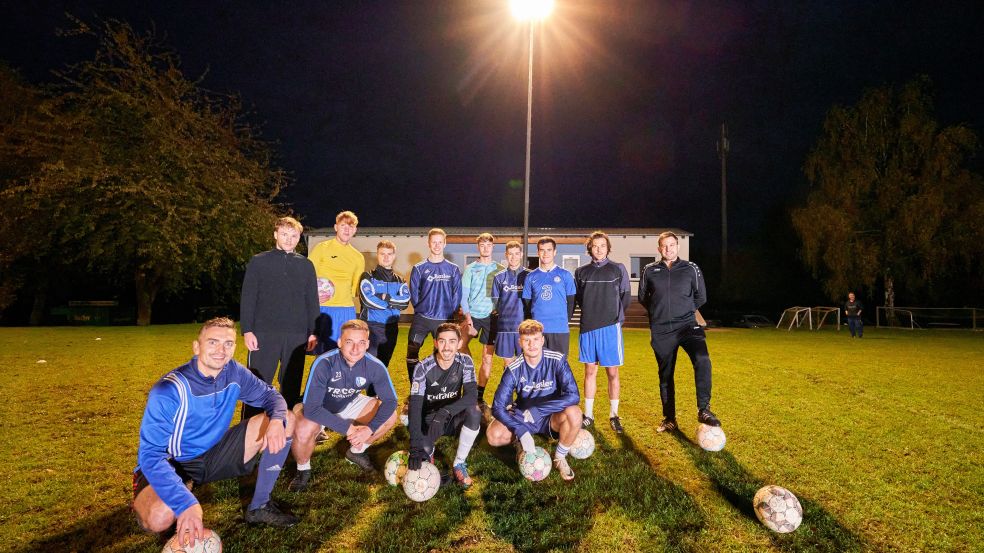 Die Spieler des FC Nörtershausen-Udenhausen e.V. strahlen im Rampenlicht ihrer neuen Flutlichtanlage. Der geringere Stromverbrauch senkt nicht nur die Stromkosten des Vereins, sondern reduziert auch die CO2-Emissionen. Die Mannschaft des FC Nörtershausen vor ihrer neuen Fluchtlichtanlage