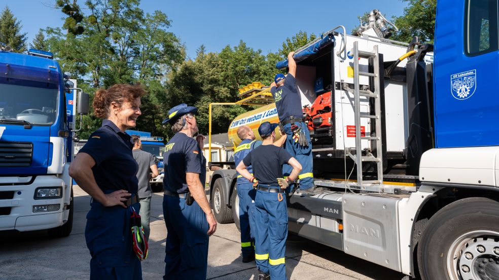 Freude über das neue Wechselladerfahrzeug: Der Verein der Helfer und Förderer THW Lahnstein e.V konnte beim letztjährigen Energieschub 500 Euro Zuschuss für ein neues Kraftfahrzeug gewinnen. Die Helfer vor dem neuen Wechsellader