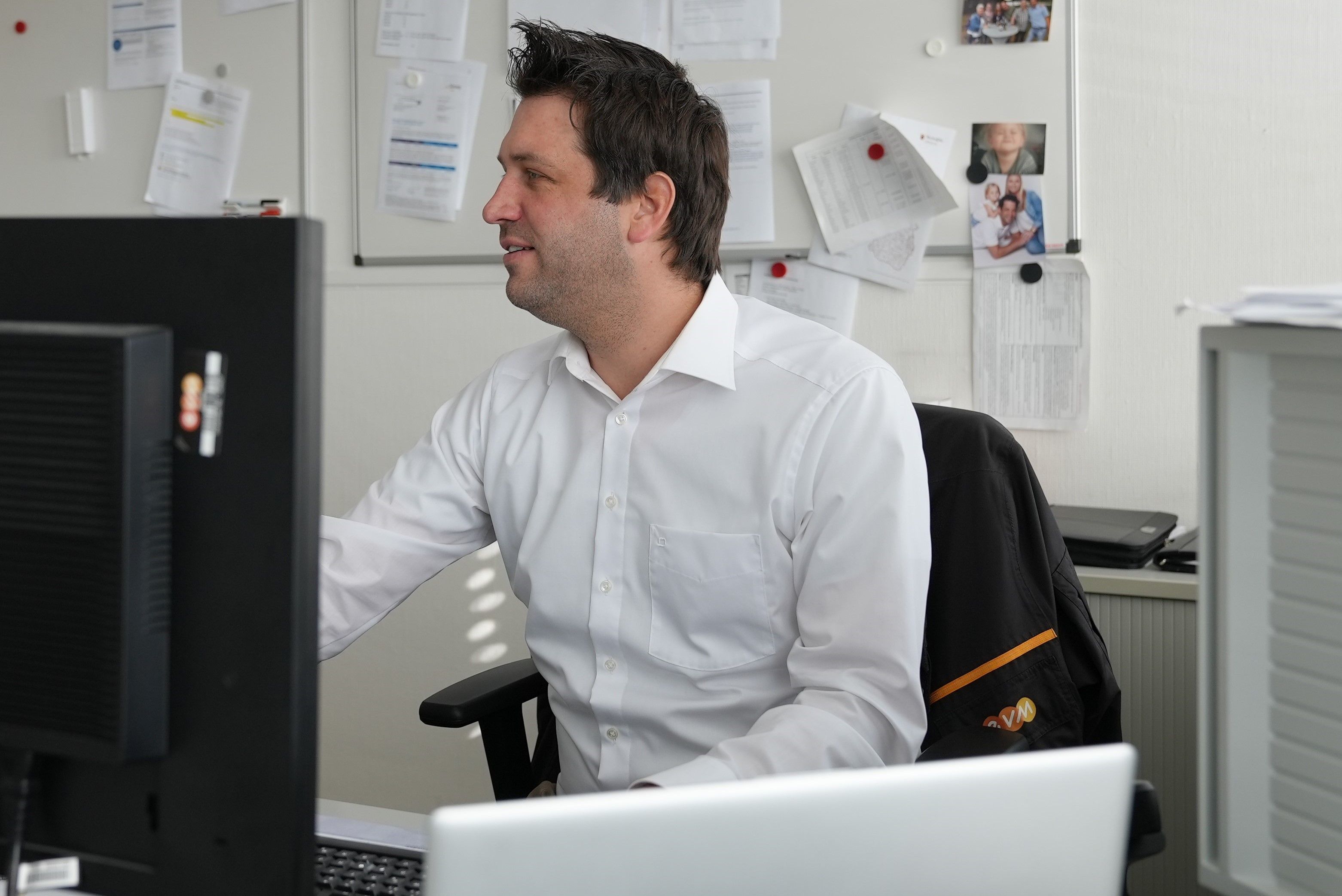 Energieberatungen können auch während aktuell durchgeführt werden. Daniel Knollema sitzt in seinem Büro am Schreibtisch