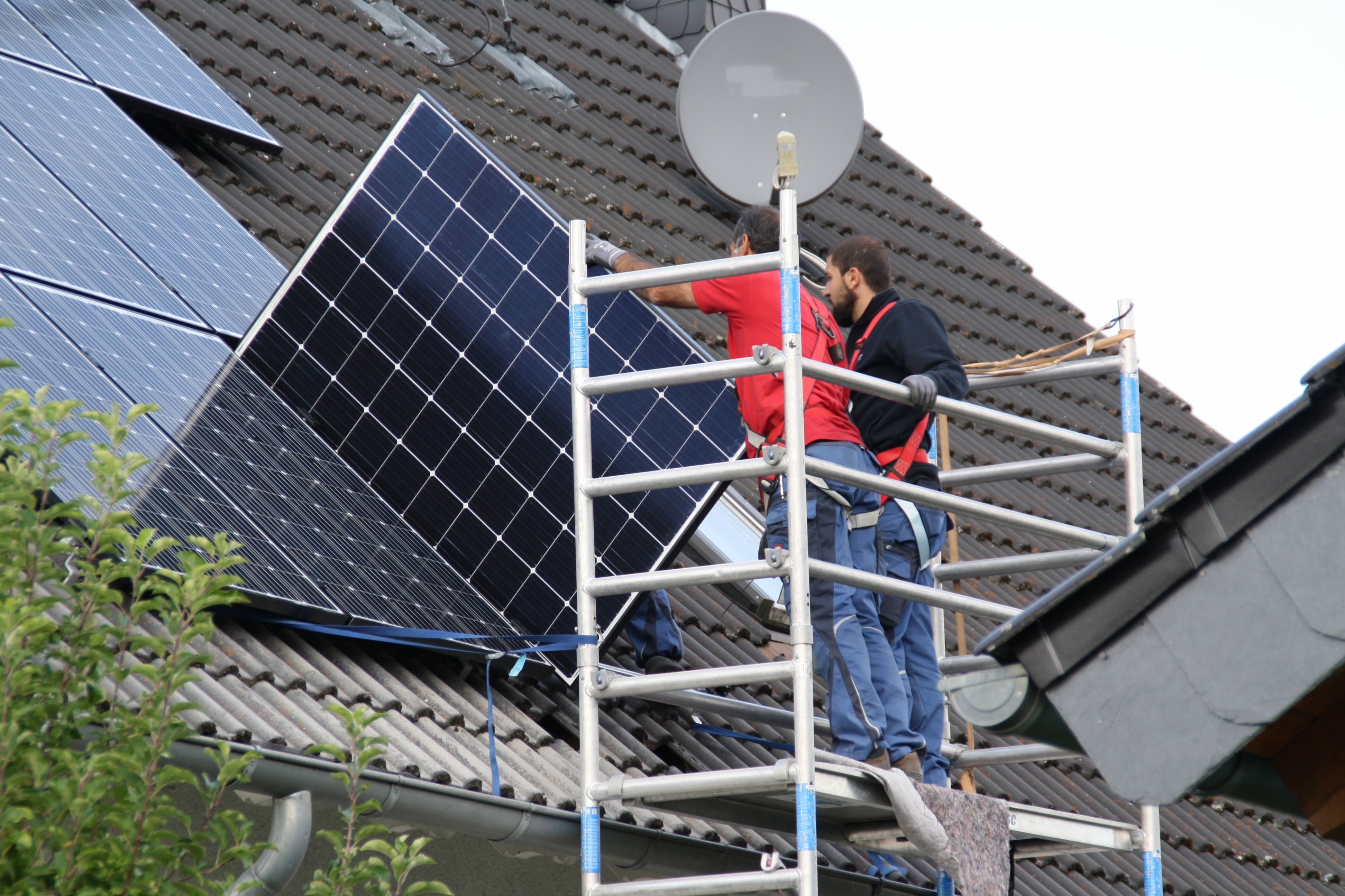 Die Solaranlage wird installiert. Die Solaranlage wird installiert.