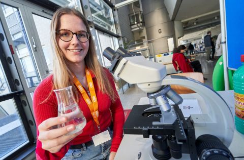 Regionalwettbewerb Koblenz Leonie Alt vom Johannes-Gymnasium untersuchte in ihrer Arbeit, wie Koffein und Alkohol in unterschiedlichen Konzentrationen auf einen Wasserfloh wirken. Das brachte ihr den ersten Platz in der Kategorie Biologie ein.