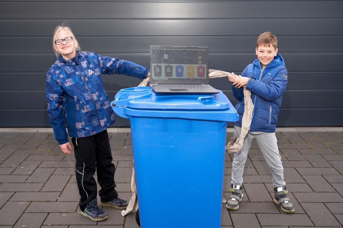 Jugend forscht 2022 Trenn den Müll App Gewinner mit Laptop und Mülltonne