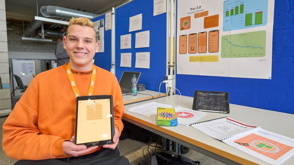 Cyrano Schneisig an seinem Stand beim Regionalentscheid „Jugend forscht“ am Montag, 19. Februar 2024, in Koblenz. 