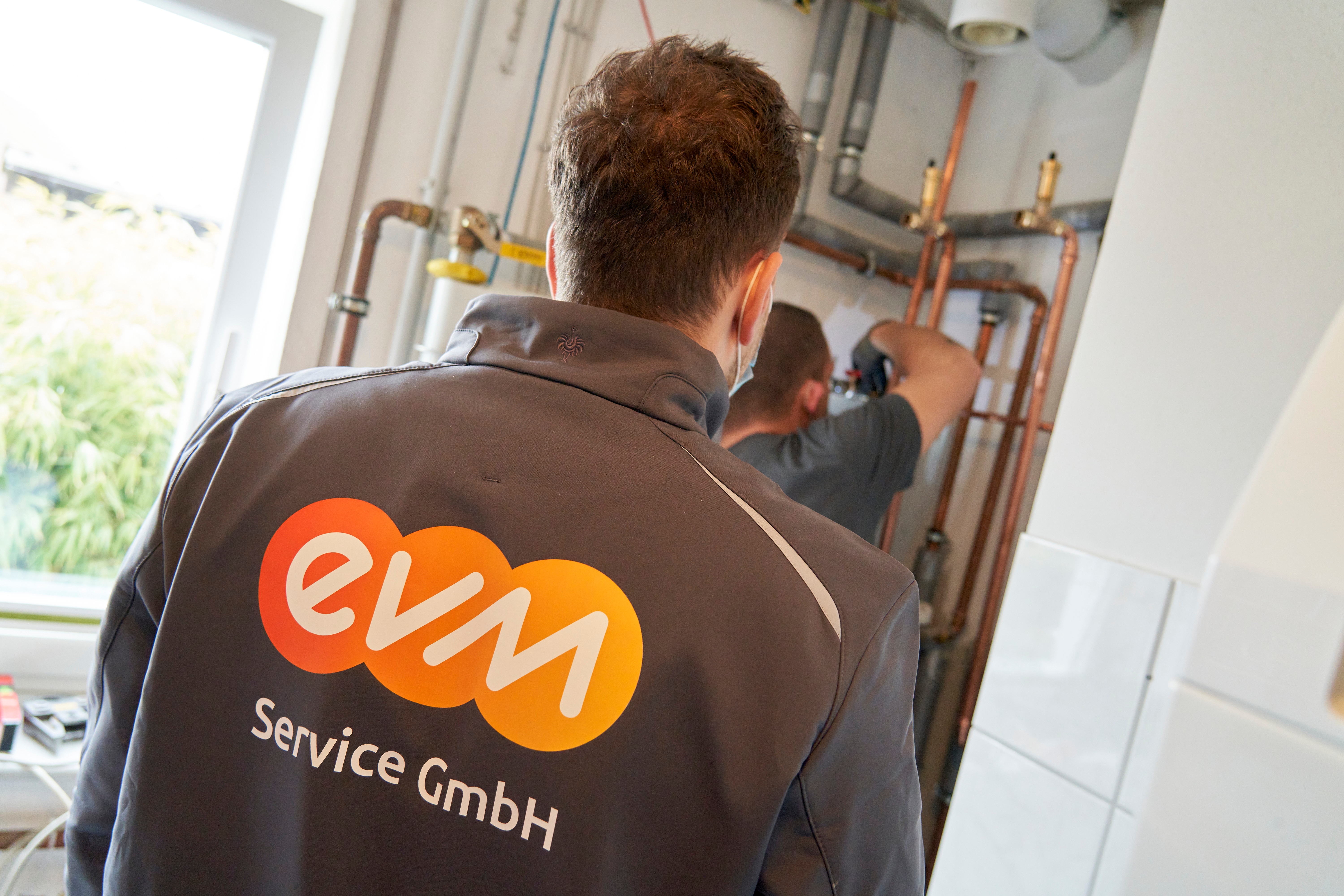 Die Monteure der evms meistern viele Herausforderungen Ein Monteur der evms trägt eine Jacke mit dem Logo der evm Service GmbH