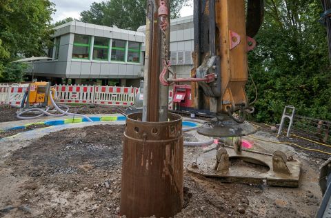 Bau einer Wassertransportleitung Start des Baus der Gruben